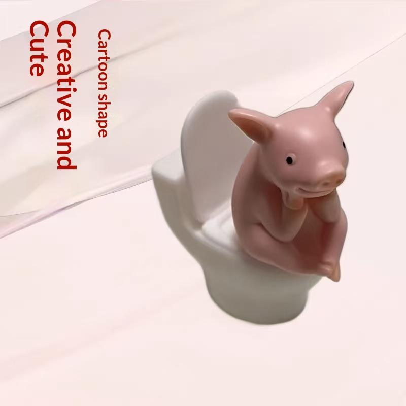 Cute Pig Sitting On Toilet — P - Home Of The Year Bathroom 评论和价格